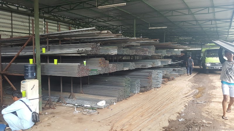 Besi Bekas, Jiwa Bangunan Cilacap: Warung yang Menghidupkan Kembali Material